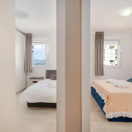 The Velvet Skyline ספליט