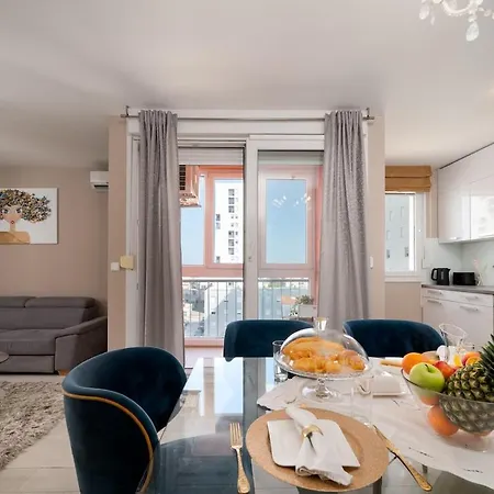 The Velvet Skyline Apartman
