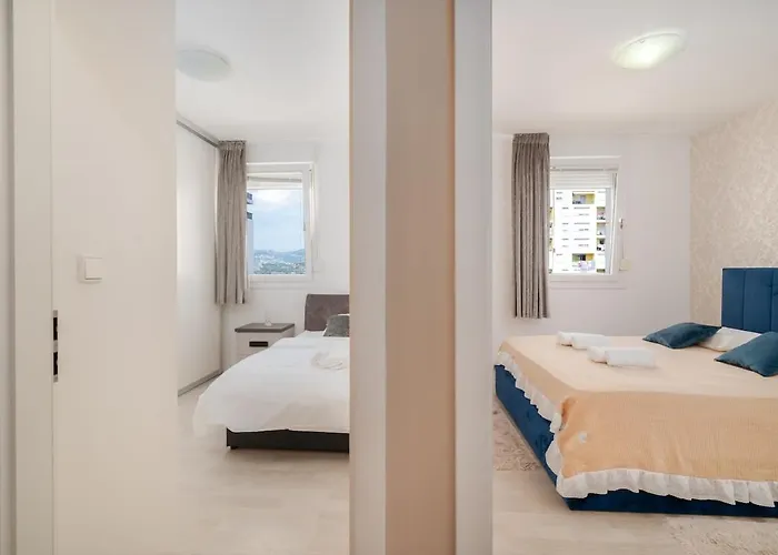 The Velvet Skyline Σπλιτ